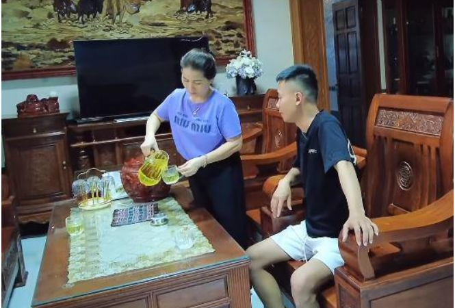 Gia đình Quang Linh Vlog thất thần biết tin con trai bị b.ắ.t giữ, cả quê hương đứng ngồi không yên trước khung hình phạt khá nặng: Không thể cứu nổi