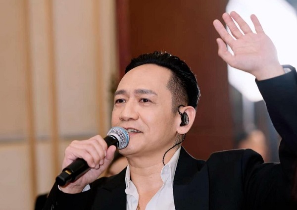 Vụ xe 5 tỷ của Duy Mạnh bị ch.áy, anh hỏi: “Thế lỡ may lúc đó xe tôi bốc ch.áy và lan ra những xe khác, rồi cháy chung cư. Thì bên ông chịu trách nhiệm hình sự, hay tôi, hay là con chuột chịu trách nhiệm hình sự. Thế là ông đại diện bên bán xe trả lời tỉnh bơ là: “Con chuột chịu trách nhiệm hình sự”