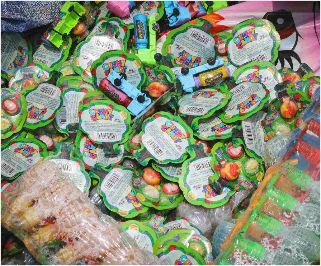 Hàng tấn bánh kẹo, thực phẩm có bao bì in chữ Trung Quốc bị đổ thẳng ra bãi rác tại xã La Phù, huyện Hoài Đức