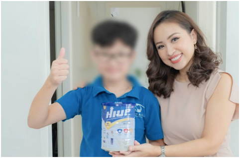 Một người mẹ b:ức x:úc lên tiếng: “Tôi đã tin tưởng Vân Hugo, mua hàng chục triệu đồng để é:p con uống sữa gi:ả do chị ta quảng cáo”