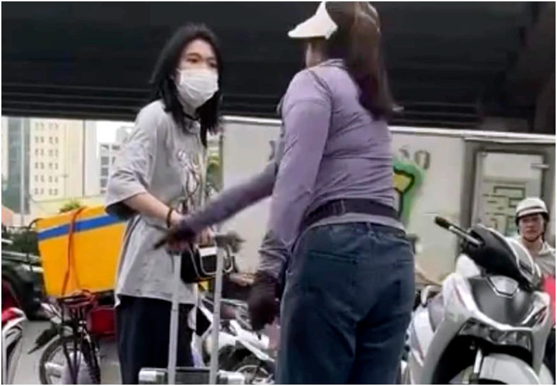 Người phụ nữ b:án trà đá vỉa hè: “Nó đứng chắn ngay trước chỗ tôi làm ăn, đứng lù lù ngay đó, ai mà không b:ực cơ chứ”