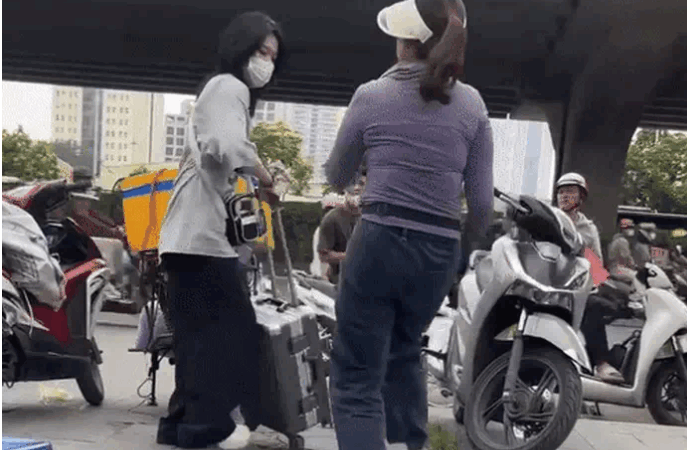 Công an đang lập hồ sơ xử lý bà b:án trà đá đuổi cô gái đứng vỉa hè chờ đón xe: “Lộ:ng hà:nh quá rồi”