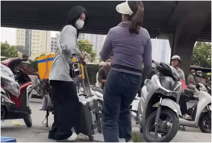 Công an đang lập hồ sơ xử lý bà b:án trà đá đuổi cô gái đứng vỉa hè chờ đón xe: “Lộ:ng hà:nh quá rồi”