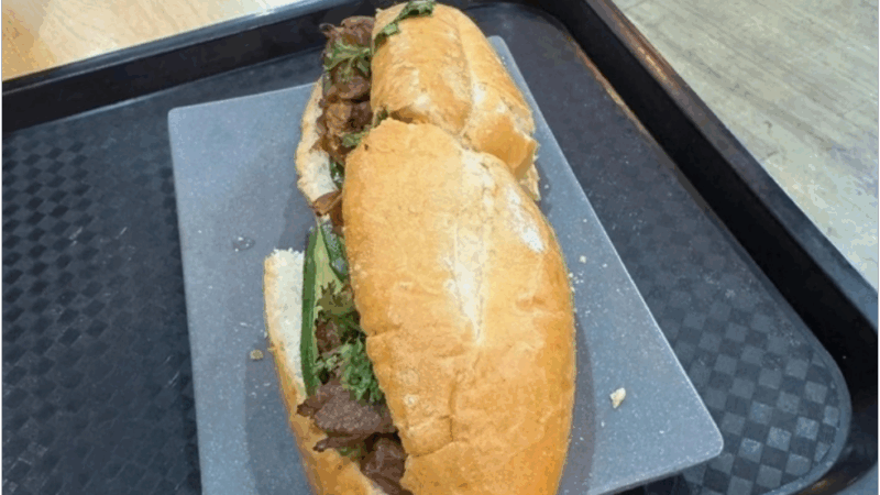 Vụ ổ bánh mì 208.000 đồng tại sân bay Nội Bài: Phía sân bay cho biết nhân bánh làm từ thịt heo nhập khẩu Brazil