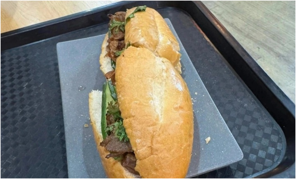Vụ ổ bánh mì 208.000 đồng tại sân bay Nội Bài: Phía sân bay cho biết nhân bánh làm từ thịt heo nhập khẩu Brazil