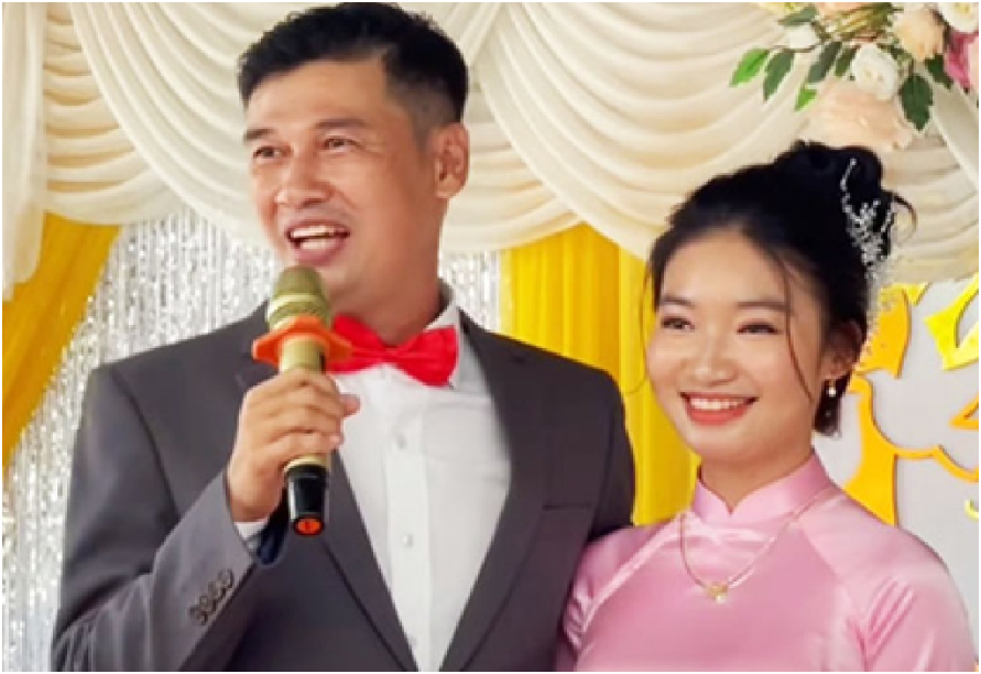 Vợ kém gần 30 tuổi của Tiết Cương lên tiếng vì bị một người đàn bà lạ mặt chưởi suốt 3 năm trời: “Không ai biết lý do gì nhưng chị ấm ức, bứ:c xú:c lắm mà không làm gì được”