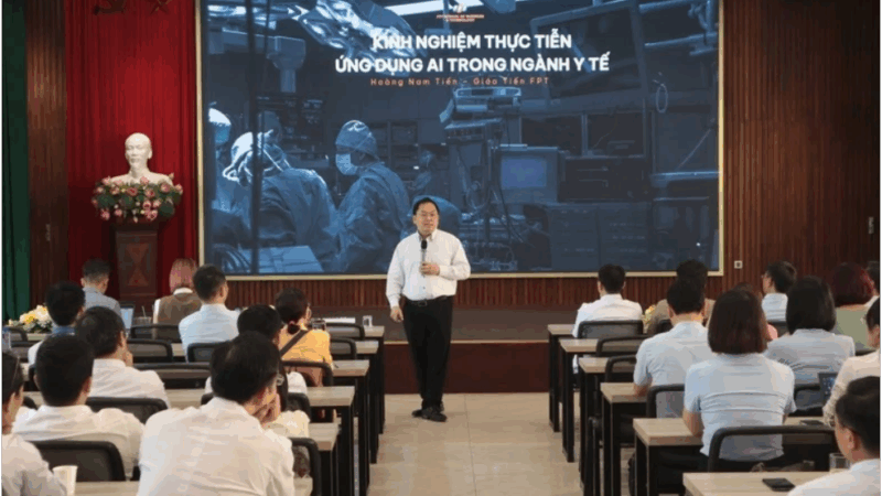 Tiết lộ về buổi giảng cuối cùng, ông Hoàng Nam Tiến đã có dấu hiệu mệt và xin ngừng dạy: “Giá như ông đi khám sớm hơn thì đã không như vậy”
