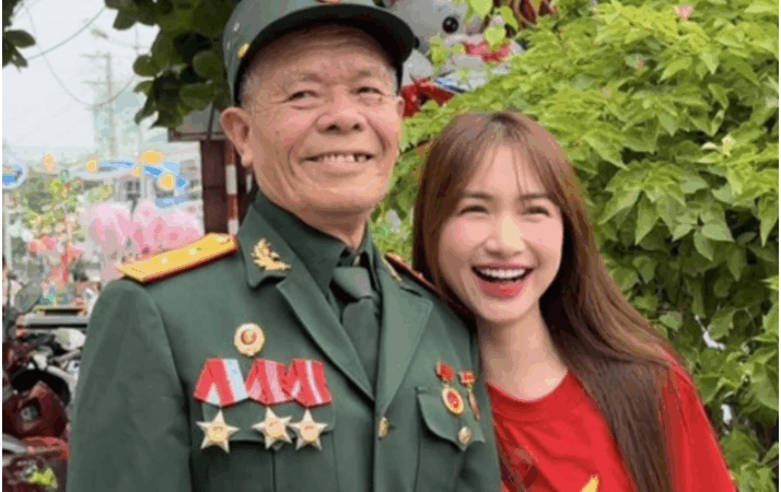 Hòa Minzy đau đớn, nghẹn ngào vì sự ra đi quá đột ngột của ông nội: “Gia đình phải giấu để chị hoàn thành tốt công việc rồi mới cho hay”