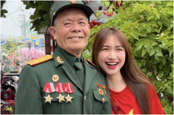 Hòa Minzy đau đớn, nghẹn ngào vì sự ra đi quá đột ngột của ông nội: “Gia đình phải giấu để chị hoàn thành tốt công việc rồi mới cho hay”