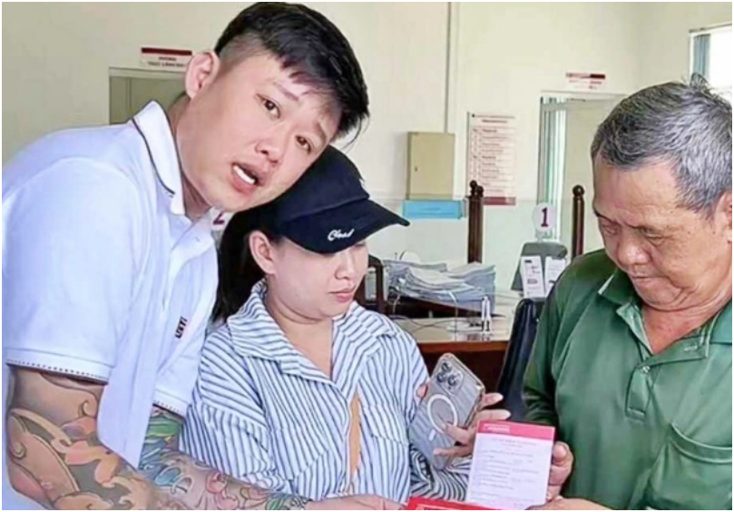 Ông ba Minh: “Tiền không mang lại hạnh phúc cho tôi, chỉ giúp cho tôi đỡ nghèo hơn thôi. Hạnh phúc của tôi là bà Giao, tôi cần bà ấy”
