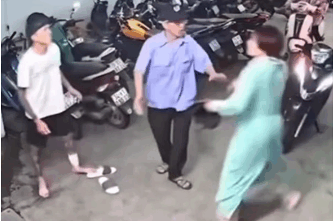 Bảo vệ tiết lộ hết sự thật về vụ cô gái ‘tung li:ên ho:àn cư:ớc’ phản đòn, khống chế nam thanh niên xăm trổ: “Thì ra anh thanh niên xăm trổ kia nh:ục cỡ này”