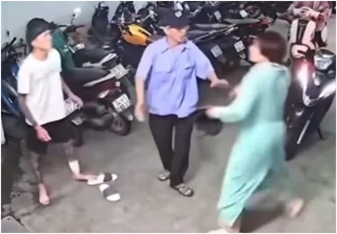 Bảo vệ tiết lộ hết sự thật về vụ cô gái ‘tung li:ên ho:àn cư:ớc’ phản đòn, khống chế nam thanh niên xăm trổ: “Thì ra anh thanh niên xăm trổ kia nh:ục cỡ này”