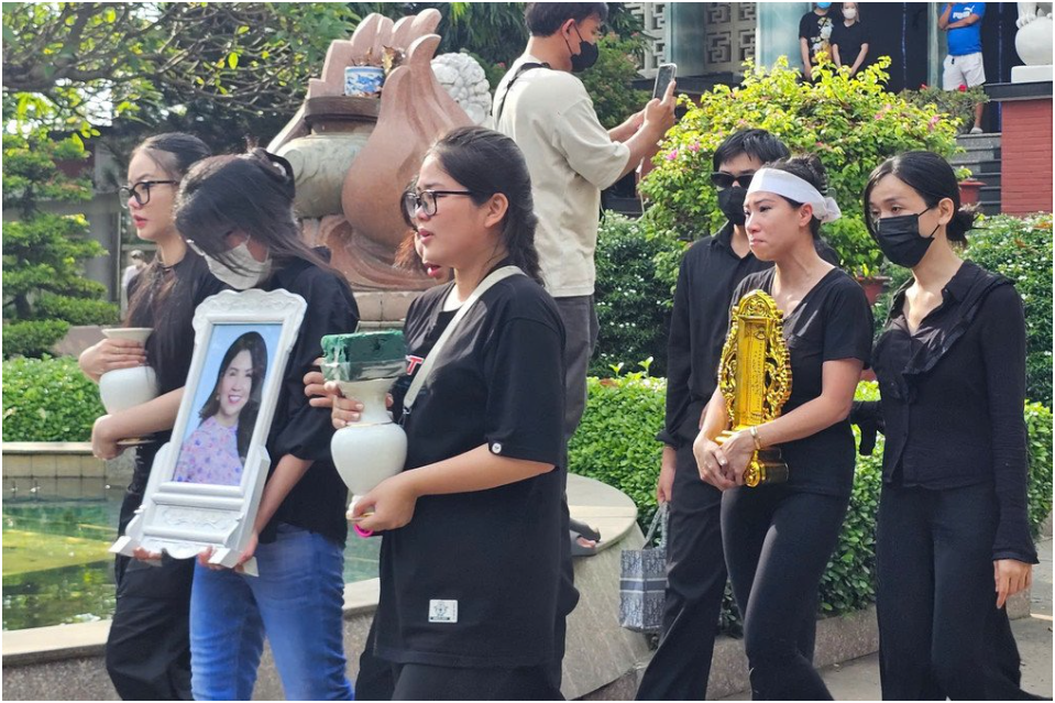 Du Túp Bơ vây quanh nơi hỏa táng Ngọc Trinh, người nhà phải chắp tay cầu xin: “Ảnh hưởng lắm luôn”