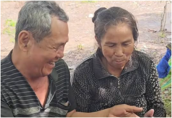 Xúc động quá: Cô Giao và Chú Ba Minh có được 1,8 tỷ, mua 5 tấn gạo phát cho bà con rồi trở lại bán vé số mưu sinh