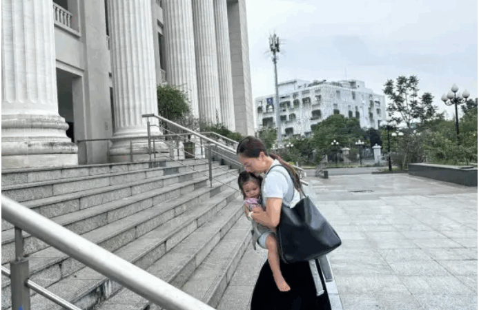 Lan Phương bế con xuất hiện tại tòa ly hôn: Lý do bất ngờ khiến phiên xử phải hoãn thêm lần nữa