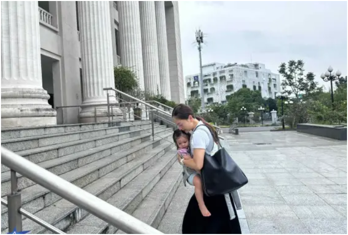 Lan Phương bế con xuất hiện tại tòa ly hôn: Lý do bất ngờ khiến phiên xử phải hoãn thêm lần nữa