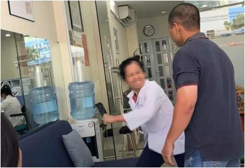 Thông tin mới về bác sĩ nha khoa bóp cổ, đánh bệnh nhân, lộ bí mật phía sau phòng khám răng: Quá đáng sợ
