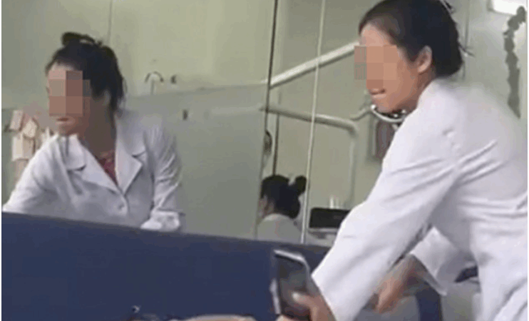 Bác sĩ nha khoa giải thích lý do qu:á”nh bệnh nhân chỉnh răng tại phòng khám TPHCM
