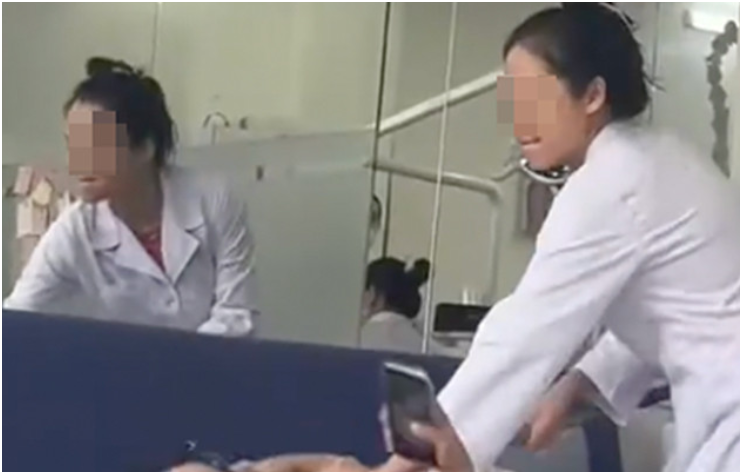 Bác sĩ nha khoa giải thích lý do qu:á”nh bệnh nhân chỉnh răng tại phòng khám TPHCM