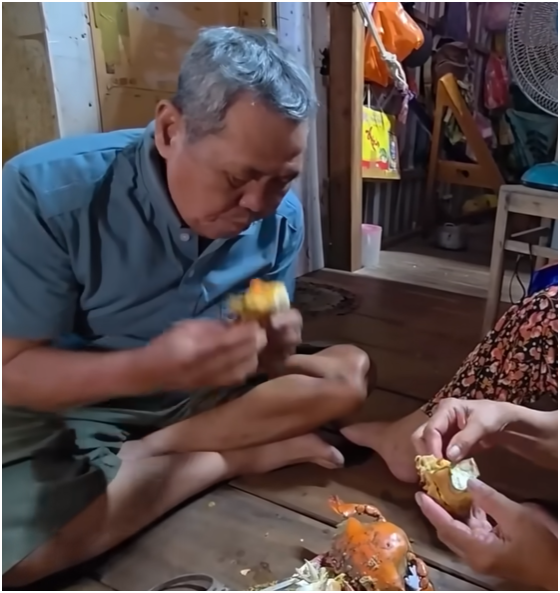 Bà Giao và ông Minh vừa ăn cua vừa chê chủ thầu: “Xây nhà không đẹp, thợ lom dom, chẳng biết kỹ thuật gì”