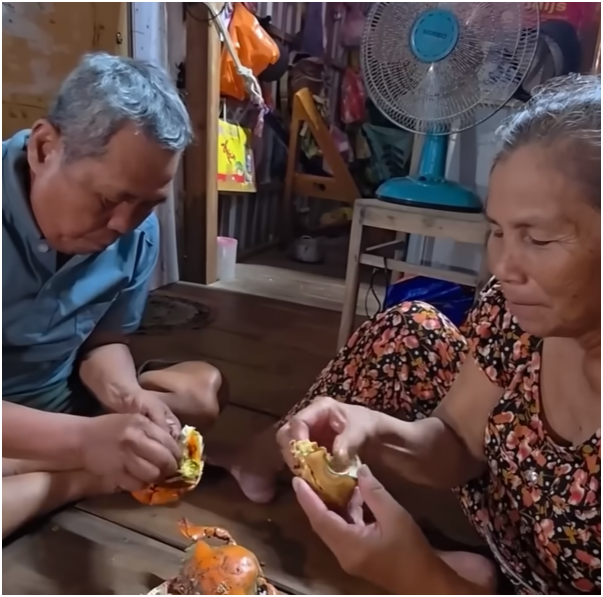 Bà Giao: “Tui và ông Minh ăn cua thôi mà cũng bị nói quá chừng, trước giờ đã được ăn bao giờ đâu nên giờ ăn thử xem có ngon không”