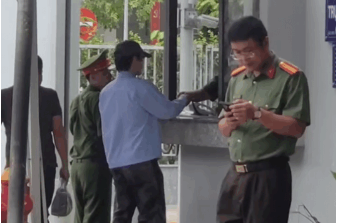 Cuối cùng Khánh Phương cũng có mặt tại trụ sở Công an: “Lỳ cỡ mấy cũng phải tới”