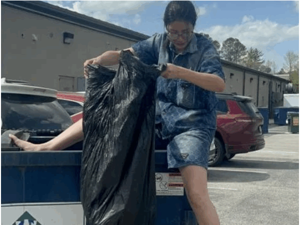 Trang Khàn qua Mỹ thất nghiệp, giờ r:ộ ảnh đi bới rác kiếm sống: “Sao chị qua bển sống khổ sở thế này?”