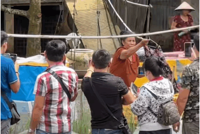 Xôn xao bà Giao đi phơi đồ mà cũng có tới 6-7 anh du túp bơ đứng quay phim chụp ảnh: “Quá lắm rồi đó”