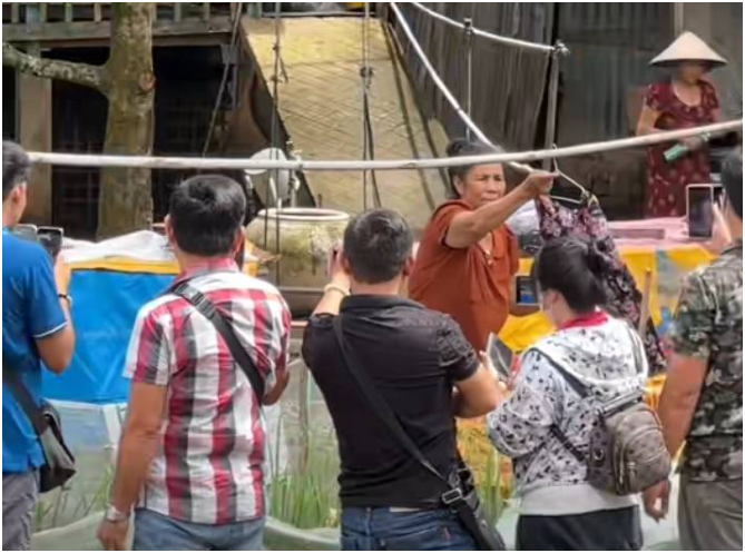 Xôn xao bà Giao đi phơi đồ mà cũng có tới 6-7 anh du túp bơ đứng quay phim chụp ảnh: “Quá lắm rồi đó”