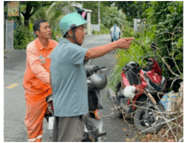 Ông ba Minh và cô Giao đến giám sát công trình nhà mới, dặn dò thợ: “Nhà tuy nhỏ nhưng phải làm chắc chắn đó nghe, không là đền tiền lại đó”