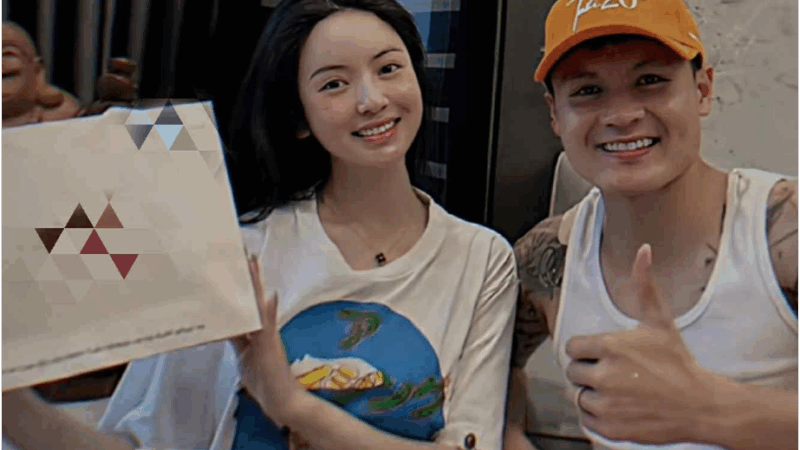 Chu Thanh Huyền bị nói lươn lẹo: Miệng chê iPhone 17 nhưng được Quang Hải tặng thì lại cười tít mắt