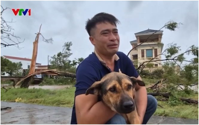 Con trai ngã quỵ kể lại giây phút mẹ bị tường s:ập đ:è lúc ngủ: “Mất hết thật rồi, còn gì nữa đâu mà về”