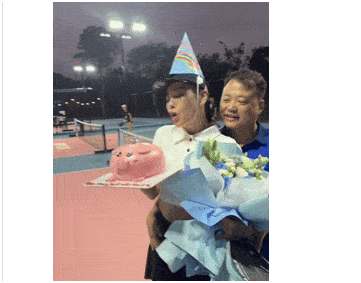 Mặc kệ ồn ào, Shark Bình cùng bà xã Phương Oanh thảnh thơi đi chơi Pickleball: “Thoải mái ô:m ấ:p trước chốn đông người”