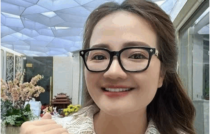 Thôi xong, Hoàng Hường đã bị b:ế đi: “Chuyến này đi xa thật rồi, mặt vẫn còn tươi cười được mà”