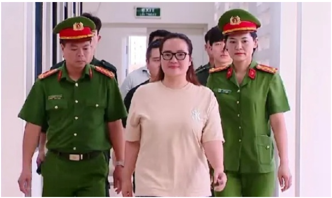 Hoàng Hường vội vội vàng vàng xóa sạch dấu vết ngay trong đêm: “Quá m:ưu mẹ:o, chị này không phải dạng vừa đâu”