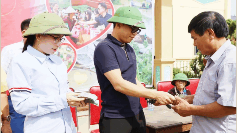 MaiLisa trao tặng 800 suất quà cho các gia đình bị thiệt hại nặng nề bởi bão số 10 tại Nghệ An.