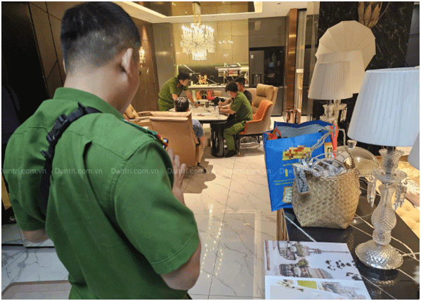 Khám xét nhà của Ngân 98, phát hiện một thứ quan trọng: “Vẫn chưa biết hộp đó chứa thứ gì, ca này căng thật rồi”