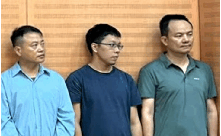 Danh tính của người bị b:ắt cùng với Shark Bình là ai mà gây chú ý: “Từng là tay chơi po:ker có tiếng, thôi xong thật rồi, Shark Bình đi theo lạm quá rồi”