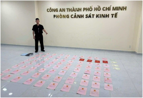 Đã rõ thứ bên trong chiếc hộp lạ trong nhà của Ngân 98: “Cho:áng vá:ng với những gì chị ta cất giấu bên trong, thôi xong thật rồi”