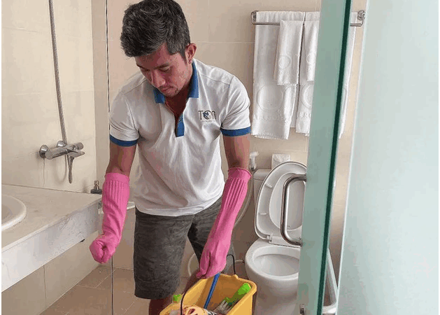 Rõ tình trạng của Lương Bằng Quang hiện tại: “Ăn bánh mì trong đau khổ, mua rau mặc cả từng đồng, cọ toilet thuê để mưu sinh”