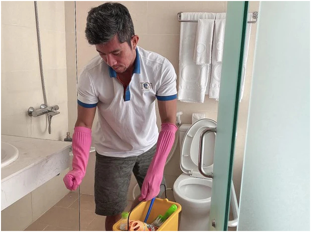 Rõ tình trạng của Lương Bằng Quang hiện tại: “Ăn bánh mì trong đau khổ, mua rau mặc cả từng đồng, cọ toilet thuê để mưu sinh”