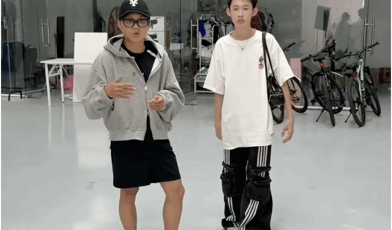 Phạm Thoại bất ngờ rao bá:n xưởng livestream 1.000 m2 ở TP.HCM: “Túng thiếu tiền quá rồi, khó khăn chồng chất nên buộc phải vậy”
