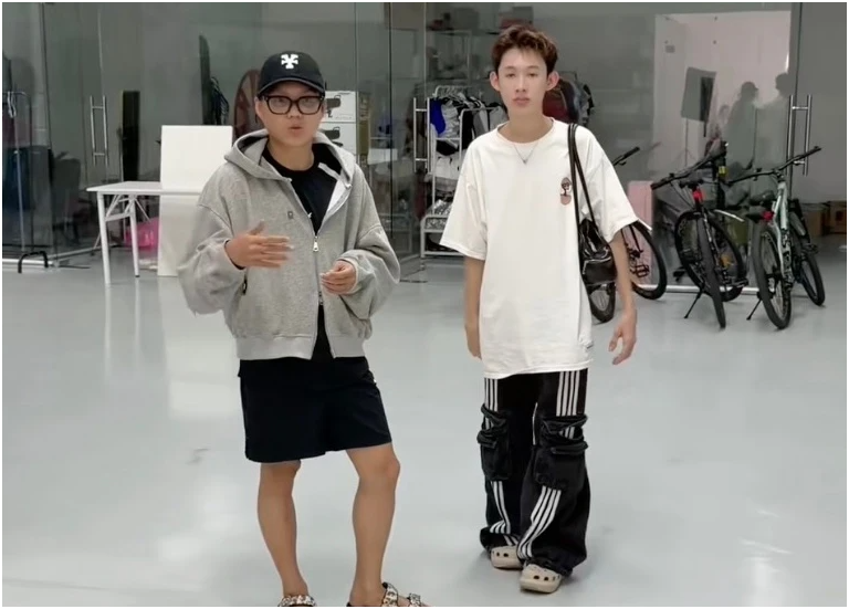 Phạm Thoại bất ngờ rao bá:n xưởng livestream 1.000 m2 ở TP.HCM: “Túng thiếu tiền quá rồi, khó khăn chồng chất nên buộc phải vậy”