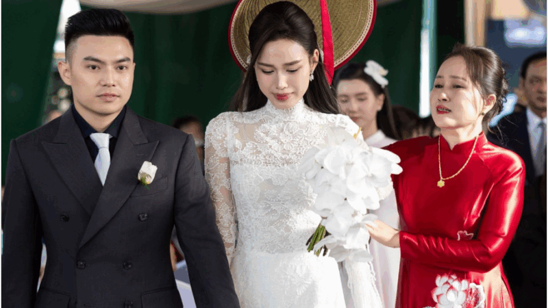 Mẹ hoa hậu Đỗ Thị Hà mặt buồn thiu, không một nụ cười khi đưa con gái về làm dâu hào môn: “Rưng rưng, bịn rịn con của mình”