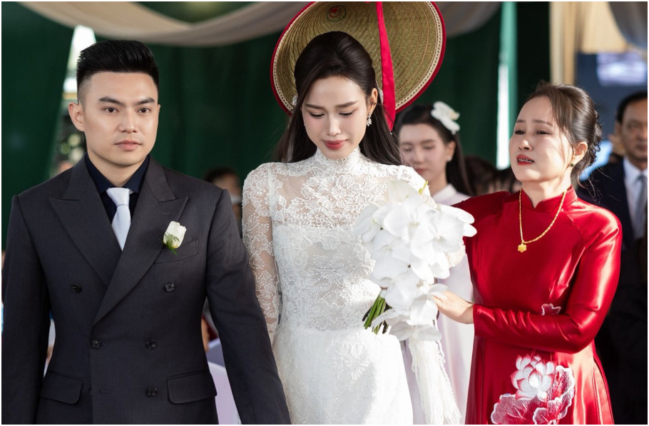 Mẹ hoa hậu Đỗ Thị Hà mặt buồn thiu, không một nụ cười khi đưa con gái về làm dâu hào môn: “Rưng rưng, bịn rịn con của mình”