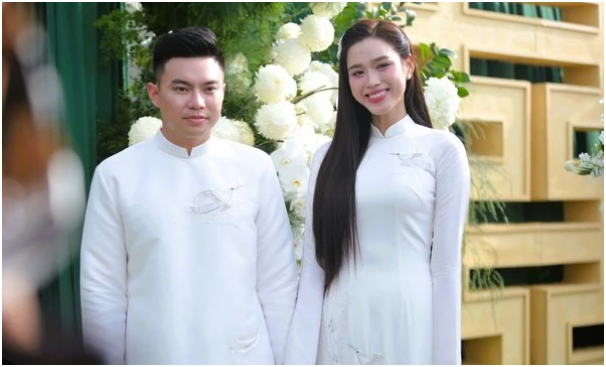 Đám cưới hoa hậu Đỗ Thị Hà chơi lớn, đãi toàn những món ăn cầu kỳ: “Có cả tôm hùm, ai mừng cưới cũng phải đi 5 triệu trở lên mới đủ”