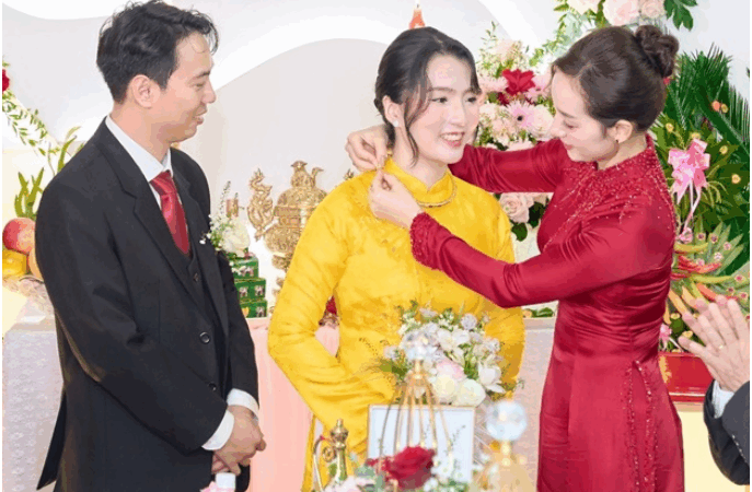 Xôn xao mẹ chồng đẹp trẻ hơn cả cô dâu, đang rần rần trên MXH: “Nhìn không biết ai là dâu, ai là mẹ chồng luôn”