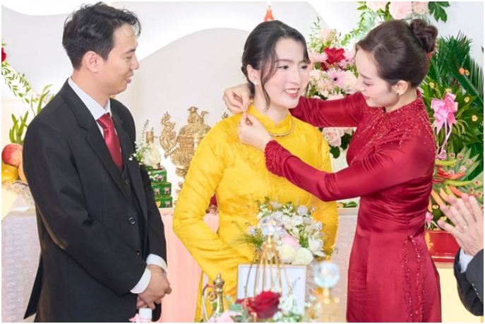 Xôn xao mẹ chồng đẹp trẻ hơn cả cô dâu, đang rần rần trên MXH: “Nhìn không biết ai là dâu, ai là mẹ chồng luôn”