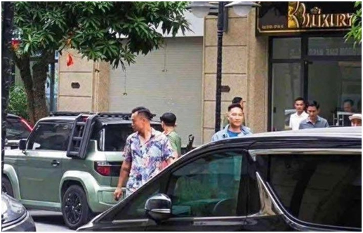 Đã rõ lý do Huấn Hoa Hồng đang rần rần nhất vào lúc này: “Thấy nhiều người tới nhà của anh lắm”