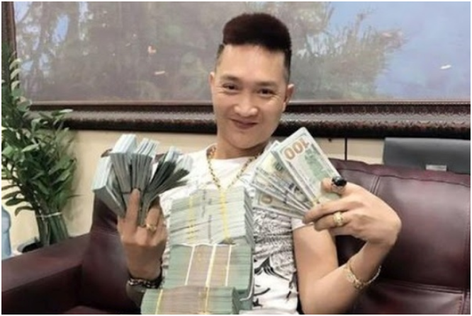 Tiết lộ nguồn tiền giúp Huấn Hoa Hồng mua nhà, tậu siêu xe liên tục: “Livestream nói chuyện chơi chơi mà tiền ở đâu ra lắm thế?”